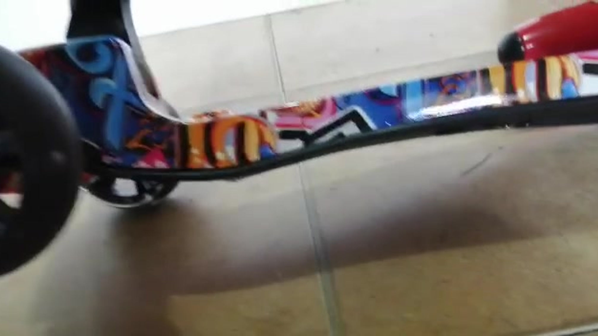 Scooter con suspensión escualizable con bluetooth y cámara de humo